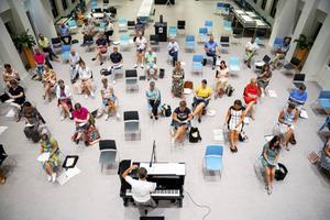 Vox Jubilans uit Waddinxveen bestaat 75 jaar. Het koor repeteert momenteel in twee groepen in de aula van het Hoornbeeck College in Gouda. beeld Cees van der Wal