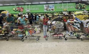 Volle boodschappenkarren in de Colombiaanse stad Cali, woensdag. Een grote groep mensen in Colombia heeft niet de middelen om zich op deze manier te wapenen tegen een dreigende lockdown. Ze leven van dag tot dag en zien hun inkomsten verdampen als ze de straat niet meer op mogen. beeld AFP, Luis Robayo