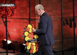 De Britse prins Charles legt een krans tijdens het Wereld Holocaust Forum in januari 2020. beeld EPA, Abir Sultan