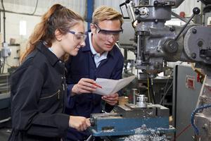 „Op school blijven tot een diploma is behaald, voorkomt werkloosheid. Maar het zorgt ook voor een betere arbeidsmarktpositie op de langere termijn.” beeld iStock