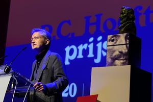 Maxim Februari neemt de P.C Hooft-prijs 2020 in ontvangst in theater Diligentia in Den Haag. De auteur ontvangt de prijs voor zijn gehele oeuvre. beeld ANP, Olaf Kraak