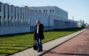 Advocaat Maarten Pijnenburg, lid van het MH17-Rechtsbijstandteam, komt aan bij het zwaarbeveiligde Justitieel Complex Schiphol voor het proces over het neerhalen van vlucht MH17. Nabestaanden, pers en belangstellenden zijn echter niet welkom bij deze zitting, in verband met het coronavirus. beeld ANP