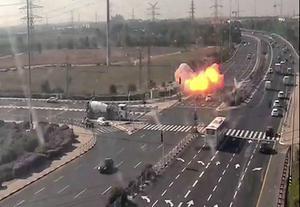 Israël gaf dinsdag camerabeelden vrij van de inslag van een raket die vanuit de Gazastrook werd afgevuurd en op een druk kruispunt in de buurt van Gan Yavne insloeg. Het projectiel miste passerende auto’s maar net. Palestijnse terroristen schoten dinsdag en woensdag meer dan 200 raketten op Israël af. beeld AFP, Netivei Israel