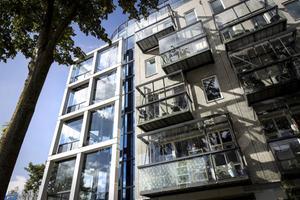 Zitjes en planten staan in de glazen erkers die aan het voormalige kantoorpand Geinzicht in Nieuwegein zijn bevestigd. In het gebouw zijn appartementen gemaakt. beeld RD, Henk Visscher