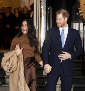Prins Harry en zijn vrouw Meghan rondden hun vakantie op Vancouver Island af met een officieel bezoek aan het Canada House. beeld EPA, Facundo Arrizabalaga