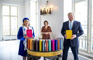 Koning Willem-Alexander met de volledig vertaalde correspondentie van humanist Desiderius Erasmus. beeld ANP, Frank van Beek