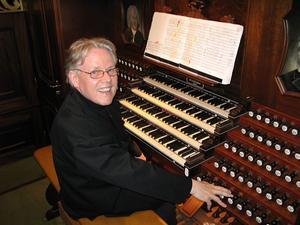Daniel Roth aan de klavieren van het Van den Heuvelorgel in de Nieuwe Kerk in Katwijk aan Zee. beeld Pieter Baak