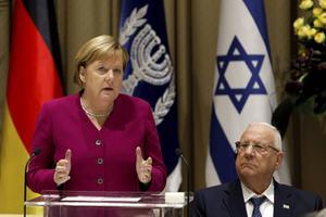 Duitsland scoort in het buitenland goed met een deemoedige houding over de oorlog. Foto: Merkel in Israël.  beeld AFP, Gali Tibbon