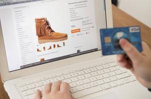 Veel mensen gaan ’s avonds online winkelen, juist als hun bandbreedte geringer is. Het gevolg: spullen kopen die niet nuttig zijn of veel tijd besteden aan het nemen van een besluit. beeld ANP, Lex van Lieshout