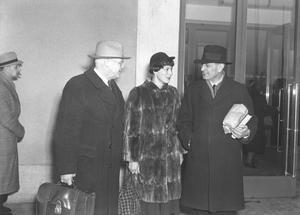Heinrich Grüber (l.) en Martin Niemöller (r., naast zijn echtgenote) in Berlijn. De foto is genomen op oudejaarsdag 1951. beeld EPD / AKG Images