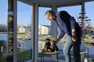 Jan Obdam uit het ​Zuid-Hollandse Lisse zoekt met zijn vrouw Joke en hun twee hondjes de rust op in een chalet op de vuurwerkvrije camping It Wiid in Friesland. beeld Sjaak Verboom