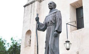 Standbeeld van de Spaanse missionaris Junipero Serra in San Gabriel, Californië. Ook deze 18e eeuwse missionaris ligt onder vuur, omdat hij met zijn zendingswerk de oorspronkelijke cultuur zou hebben vernietigd. beeld AFP, Frederic J. Brown