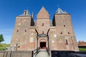 „De kloeke Maria van Reigersbergen (1608-1645), echtgenote van Hugo de Groot, smokkelde op 22 maart 1621 met hulp van dienstertje Elsje manlief per boekenkist Slot Loevestein uit.” beeld RD, Anton Dommerholt