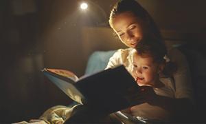 „Wat we digitaal lezen, blijft minder goed ‘hangen’ dan wat we van papier (lees: boek) tot ons nemen.” beeld iStock