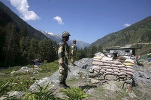 ​Indiase soldaten bewaken een grensweg in het oosten van Ladakh, het gebied waar op 15 juni een bloedig treffen was met Chinese militairen.  beeld EPA, Fraooq Khan.