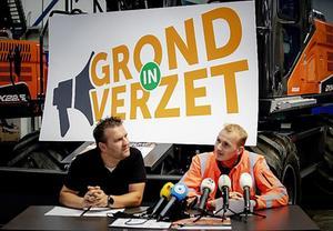 Arnold Tuytel (l.) en Klaas Kooiker, beide ondernemers in het grondverzet en organiseerden in oktober 2019 een grootscheeps protest van bouwers en baggeraars tegen de strenge regels voor PFAS in de grond. Maar de normen worden verruimd, heeft staatssecretaris Van Veldhoven (woensdag) aangekondigd. beeld ANP, Robin van Lonkhuijsen