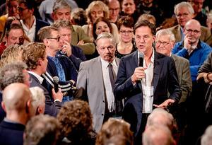 Premier Mark Rutte ging begin maart in gesprek met Zeeuwen over de kazerne. beeld ANP