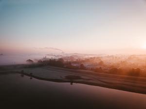 Smog door ozon kan leiden tot (een toename van) luchtwegklachten, zoals hoesten en kortademigheid, verergering van astmaklachten en afname van de longfunctie. Beeld Unsplash