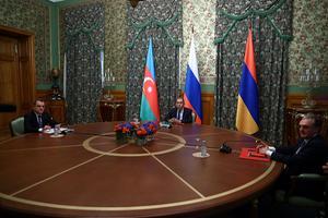 Lavrov met de ministers van Buitenlandse zaken van Armenie en Azerbeidzjan. beeld AFP