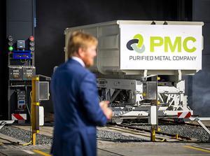 Koning Willem-Alexander opent in Farmsum de nieuwe fabriek van Purfied Metal Company (PMC). beeld ANP, Remko de Waal
