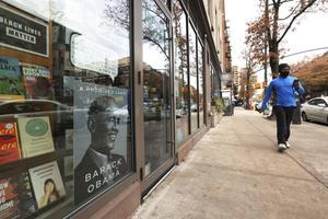 Obama’s memoires in de etalage van een boekwinkel in de New Yorkse wijk Brooklyn. beeld AFP, Michael M. Santiago
