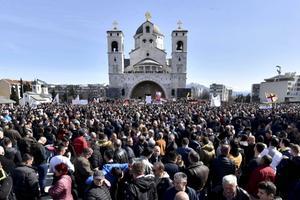 Duizenden aanhangers van de Servisch-Orthodoxe Kerk in Montenegro waren in februari op de been om te protesteren tegen de in hun ogen discriminerende godsdienstwet. beeld AFP, Savo Prelevic