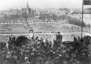 Hitler houdt op 15 maart 1938 in Wenen op de Heldenplatz vanaf het balkon van de Hofburg. Duitsland heeft Oostenrijk twee dagen eerder geannexeerd door middel van de Anschluss. beeld Wikipedia