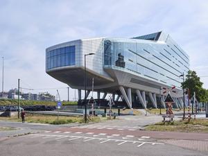 Het kantoorverzamelgebouw Infinity staat als een soort tafel op zestien schuine stalen poten. Die staan in grote betonblokken in de grond. Deze techniek komt uit de bruggenbouw. beeld Sjaak Verboom