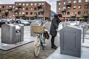 In Apeldoorn betalen burgers flink meer afvalstoffenheffing. Het tarief stijgt dit jaar met 58 euro en komt op 295 euro per jaar. beeld RD, Henk Visscher