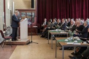 De Gereformeerde Bond hield woensdag in Woudenberg een bijeenkomst met als thema ”Niet alles komt goed – leven in gebrokenheid. Prof. dr. A. de Reuver (achter de katheder): „Het kruis is de harde noot die men moet kraken om te ontdekken dat het binnenste niet bitter is maar zoet.” beeld André Dorst