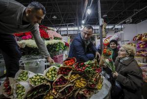 Al op vrijdag werden, met het naderen van de Internationale Vrouwendag op zondag, in Rusland vele bloemen verkocht. beeld EPA, Yuri Kochetkov