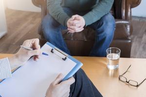 De Wet verplichte ggz, die sinds januari van kracht is, bezorgt psychiaters veel extra administratief werk. beeld iStock
