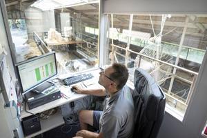 Melkveebedrijven zijn heel verschillend maar het werk is in grote lijnen gelijk, zegt Roel Bouwhuis. Hij kan in de computer bijvoorbeeld precies zien welke koeien hij moet melken en welke niet. beeld Niek Stam​