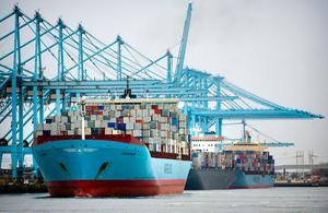 Een vrachtschip in de haven van Rotterdam. beeld ANP