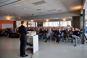 Achter de katheder ds. B. D. Bouman. beeld Jaco Klamer