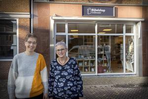 Tilly Sonneveld (l.) en Winnie Verdouw, voorzitter en penningmeester van stichting De Veilige Haven. beeld RD, Henk Visscher