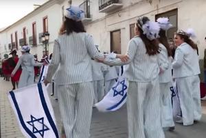 Vrouwen verkleed als kampgevangenen. beeld uit video