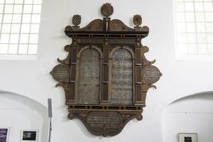 Bavinck kan scherp zijn in zijn Ethiek. Zo rekent hij misbruik van de leer van de uitverkiezing tot de zonden tegen het derde gebod, net zo goed als het preken om mensen te behagen en naar de kerk gaan om je nieuwe kleding te showen. Foto: de Tien Geboden in de hervormde kerk van IJzendijke. beeld RD, Anton Dommerholt