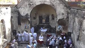 Kerkdienst in de ruïne van de afgebrande Mar Girgiskerk in Cairo. beeld WWM