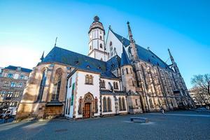 De Thomaskirche in Leipzig werd tijdens de nieuwjaarsnacht getroffen door vandalisme. Tientallen ruiten moesten het ontgelden. beeld EPD, Jens Schulze