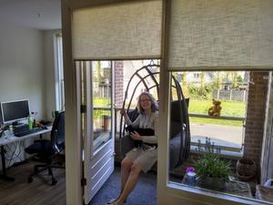 Anita Bos blaast af en toe even uit op het balkon. beeld RD