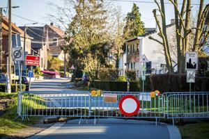 „Wie van de vroege morgen tot de late avond aan het infuus van de media ligt, raakt zomaar verward en paniekerig.” Foto: om het coronavirus in te dammen, sluiten Belgische grensgemeenten sluipwegen naar Nederland af met barricades. beeld ANP, Marcel van Hoorn