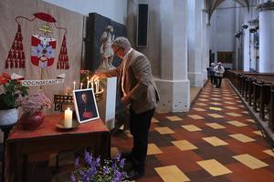 Het publiek neemt afscheid van kardinaal Simonis in de Kathedraal van Utrecht. beeld ANP RAMON MANGOLD