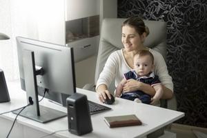 „Mede door de toenemende mogelijkheden om van huis uit te werken, zochten ook in reformatorische kring steeds meer gehuwde vrouwen een baan.” beeld iStock