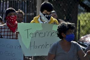 „Huidhonger is niet fijn, maar je kunt ermee leren leven. Honger is verschrikkelijk en kost je je leven.” Foto: tijdens een protest in Honduras laat een man weten: „Wij hebben honger.” beeld AFP, Orlando Sierra