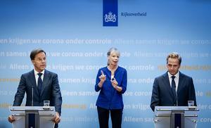 Premier Mark Rutte (l.) en minister Hugo de Jonge (Volksgezondheid, Welzijn en Sport) tijdens de persconferentie over de huidige stand van zaken omtrent corona in Nederland. beeld ANP