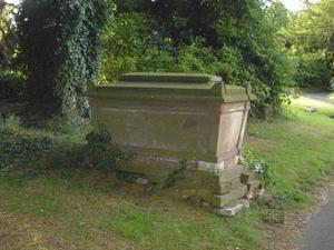 Het graf waarin John Whitmore Winslow samen met zijn grootmoeder Mary Winslow begraven ligt, op Royal Leamington Spa Cemetry (Warwickshire, Engeland). beeld RD