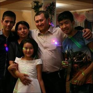 Bakhrom Kholmatov na zijn vrijlating met familie. beeld Open Doors