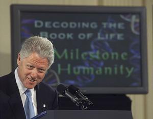 „Vandaag leren we de taal waarin God het leven heeft geschapen.” Zo sprak op 26 juni 2000 de toenmalige Amerikaanse president Bill Clinton bij de presentatie van het menselijk genoom. beeld AFP, Stephen Jaffe