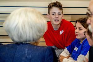 Prinses Beatrix spreekt met pleegkleinkinderen. beeld ANP